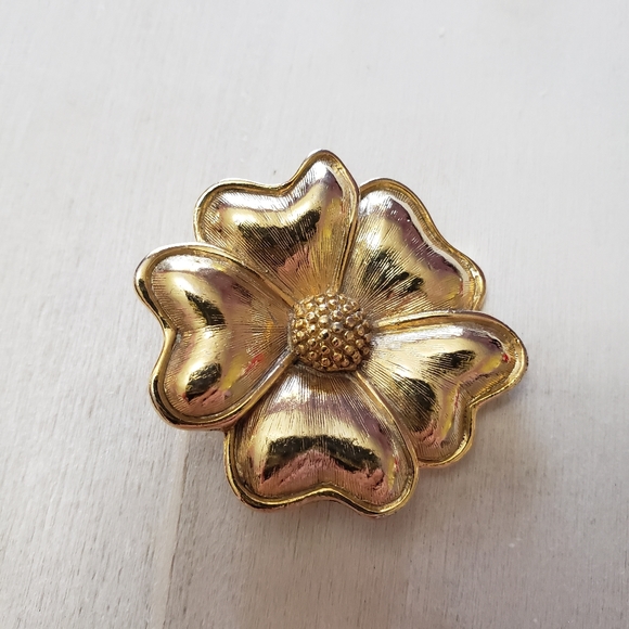Vintage Gold tone Flower Pin - Picture 2 of 4